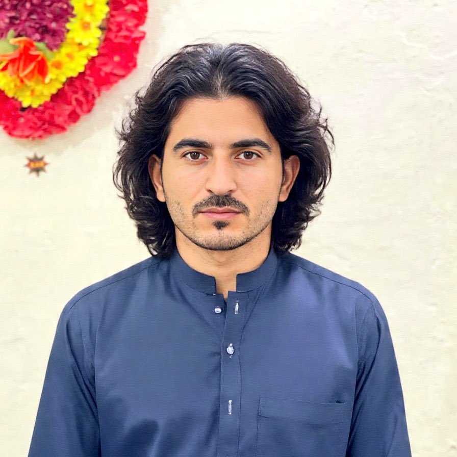 اس نوجوان کا نام رحیم اللّٰہ ہے جس کا تعلق ضلع بنوں سے ہے، 9 مئی کو عمران خان کی گرفتاری کے بعد وہ پُرامن احتجاج کے لیے نکلے، جہاں بعد ازاں انہیں گرفتار کر لیا گیا۔
رحیم اللّٰہ کئی ماہ تک فوجی حراست میں رہے، جس کے بعد ملٹری کورٹ نے انہیں 9 سال قید کی سزا سنائی، وہ اس وقت بنوں