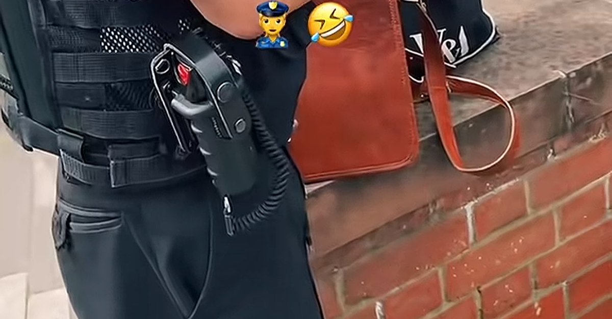 PCtoBe's tweet photo. Can anyone help? I’ve been trying to get my PAVA onto my new Molle vest for a while but haven’t been able to think of how to do it? What’s this officer done here to do this? https://t.co/TFkZJeirJr