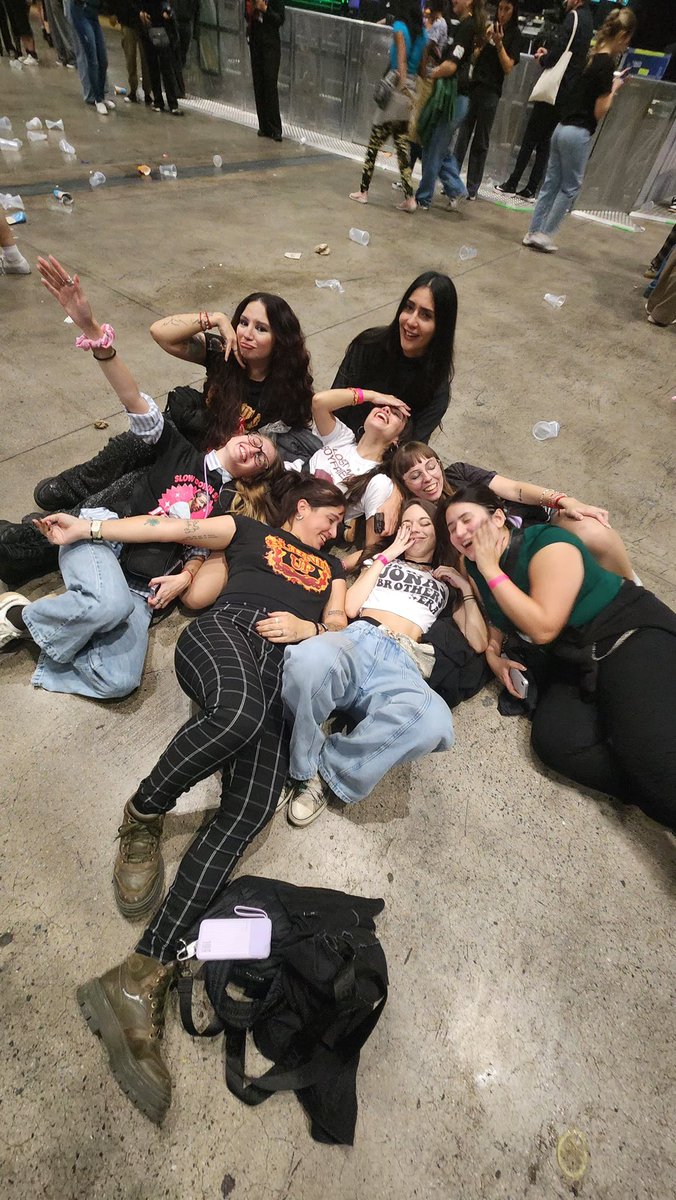 den ESCUCHO SHELF 💘 tweet media