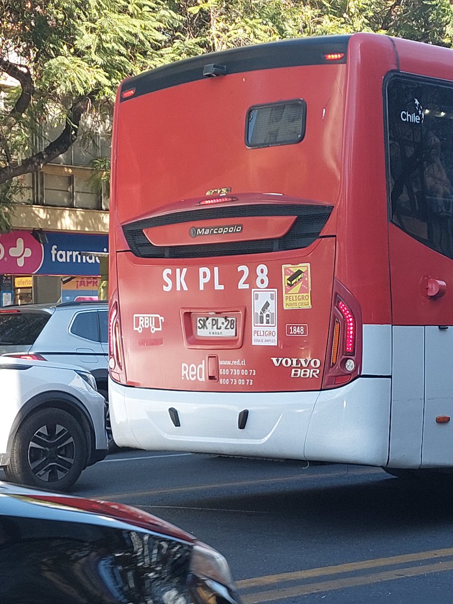 Una de las micros fantasmas que aparece en la app como "llegando", pero que al pasar traía todas laa luces apagadas, sin letrero (me di cuenta después, cuando en el semáforo en rojo comparé las patentes).