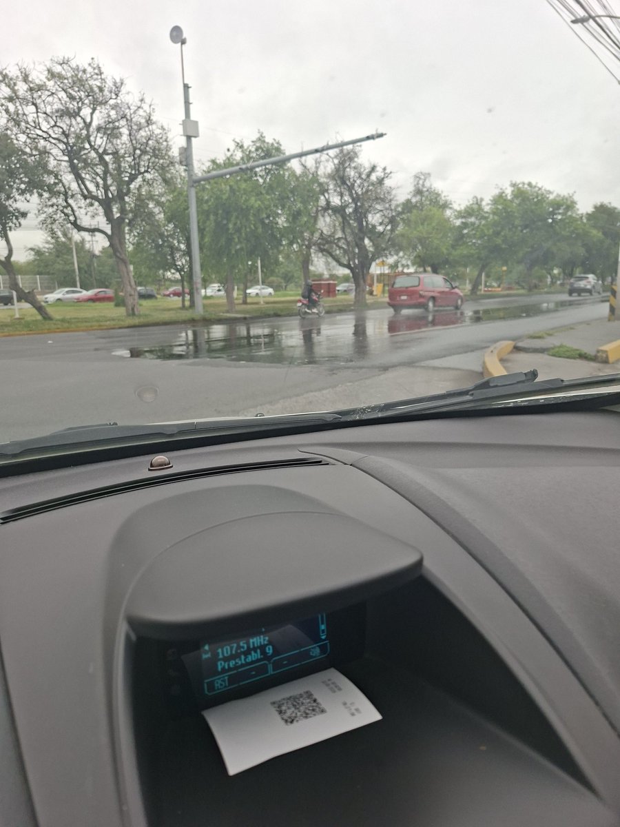 Erika_JVS's tweet photo. @ayd_monterrey @GobSanNicolas @daniel_carrillo ya tiene semanas fuga de aguas negras de esta alcantarilla sendero frente a la plaza donde esta el VIPS ya tiene un par de semanas https://t.co/7duccJo8do