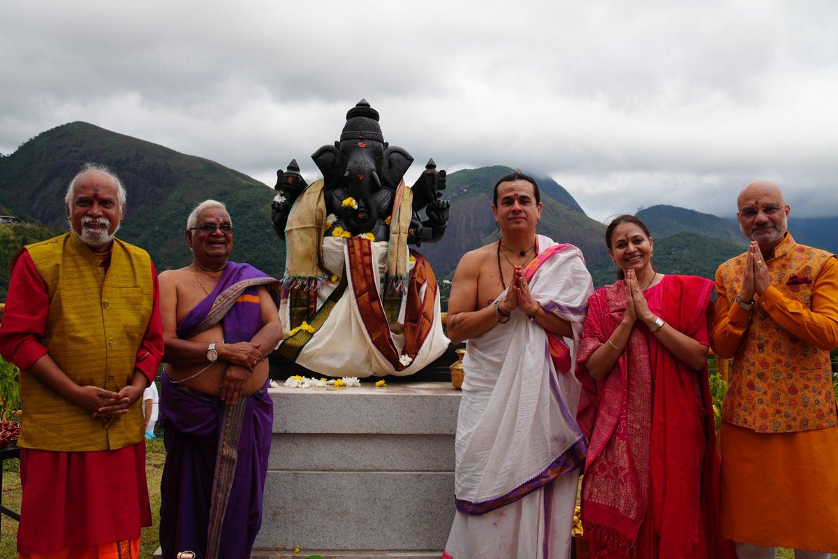 MeghUpdates's tweet photo. A historic spiritual moment as the first-ever Lord Ganesha idol in the Latin America region was consecrated at Centro Cultural Vishva Vidya in Petrópolis, Brazil. 

Indian Ambassador joined Padma Shri Acharya for the Pran Pratishtha ceremony. https://t.co/ZmHDUORCnA