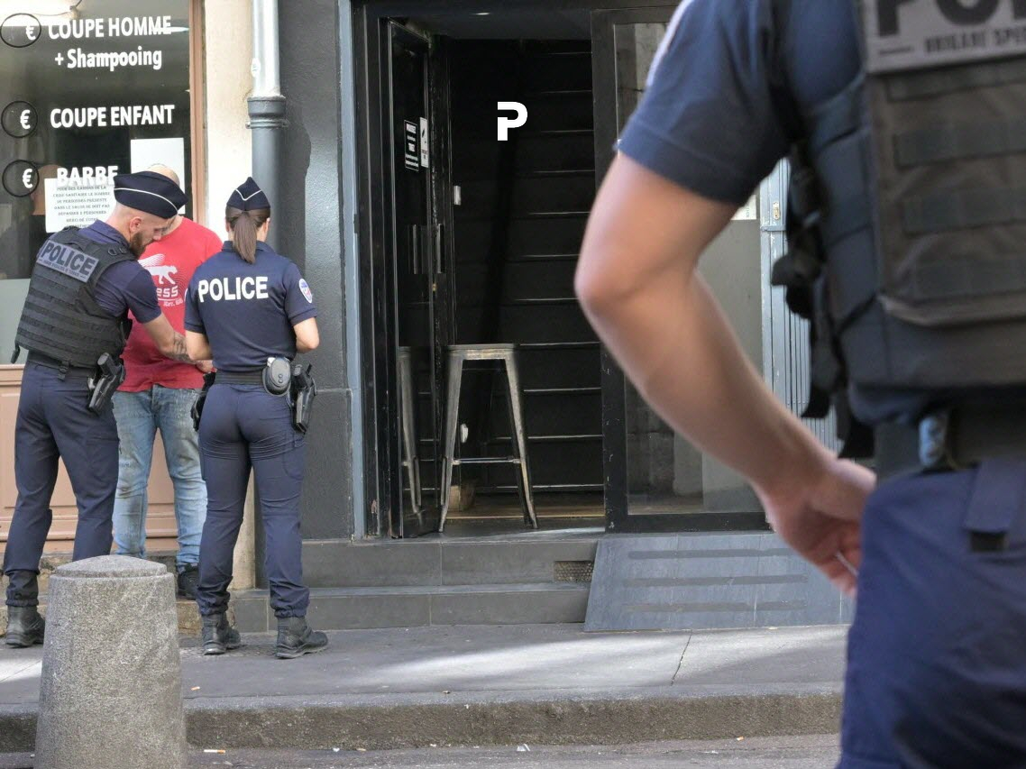 🔴 Ivre, il pointe une arme sur un coiffeur de la Guillotière : les CRS interviennent #Lyon
➡️ l.leprogres.fr/Gh8