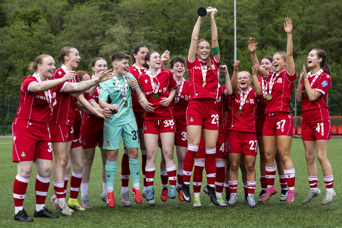 AdranLeagues's tweet photo. Getting their hands on the #GeneroAdranU19 trophy 🏆

Llongyfarchiadau, @WrexhamAFCWomen 🙌 https://t.co/eAlwm1QlWy