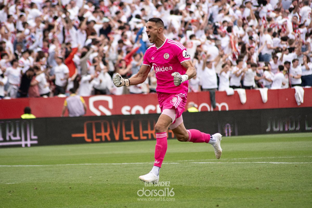 𝙇𝘼 𝙇𝙊𝘾𝙐𝙍𝘼 𝘿𝙀 𝙊𝘿𝙔

❤️ Odysseas Vlachodimos celebró por todo lo alto la remontada del Sevilla FC en el último momento. El griego, desatado. 

📷 @eloysanchez.fotos 

#SevillaFC #LaLiga #SevillaEspanyol #Dorsal16