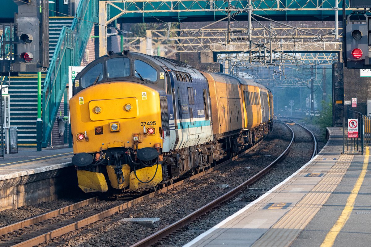 Implacable_39's tweet photo. Having had 45118 through a few minutes earlier, the early start also yielded 37175 and 37425 on an overnight 3Q66 Norwich to Derby RTC - not a bad 15 minutes on the WCML!
09-May-26 https://t.co/OpHzY1mZXI