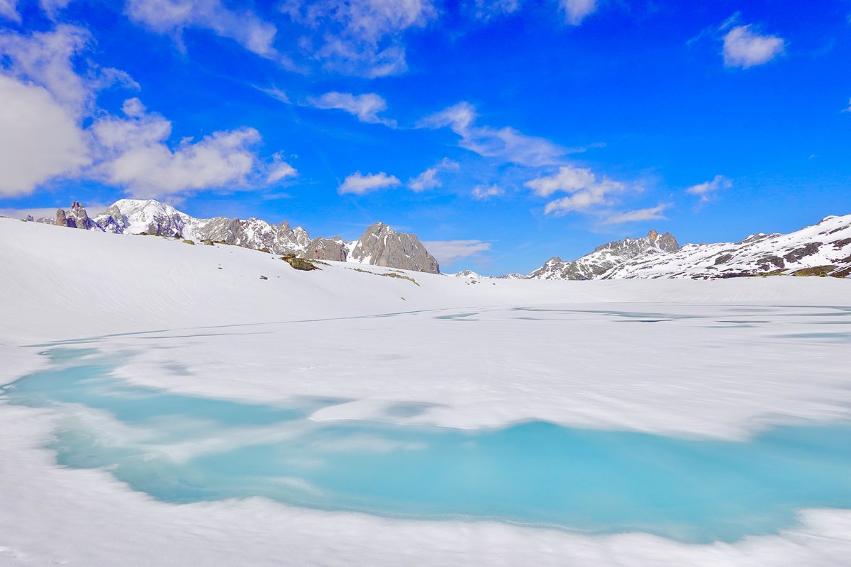 Lac Rond ( 2 446 mètres) en dégel ( on appelle ça la débâcle) dans la Haute Vallée de la Clarée ( Hautes-Alpes) ce matin. 9 mai 2026.