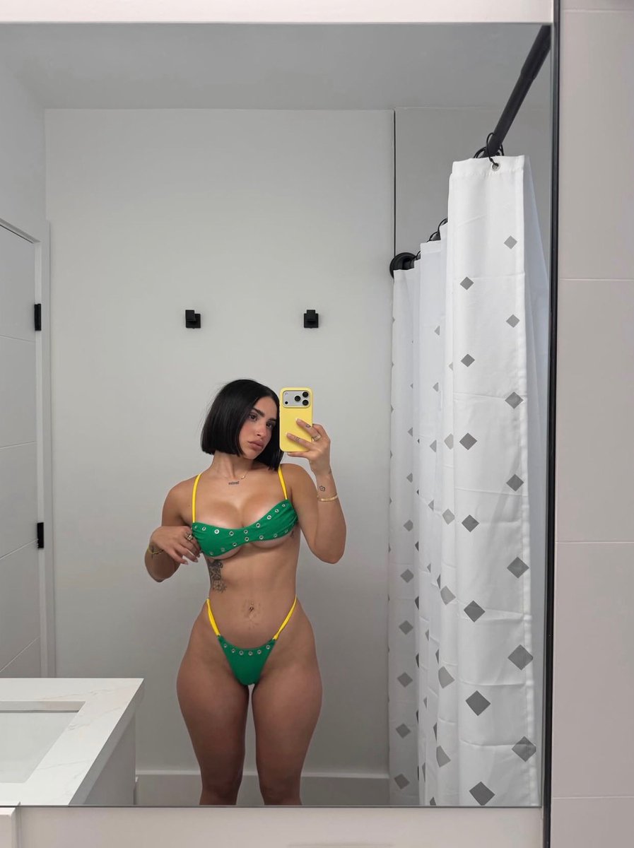 Angelaa tweet media