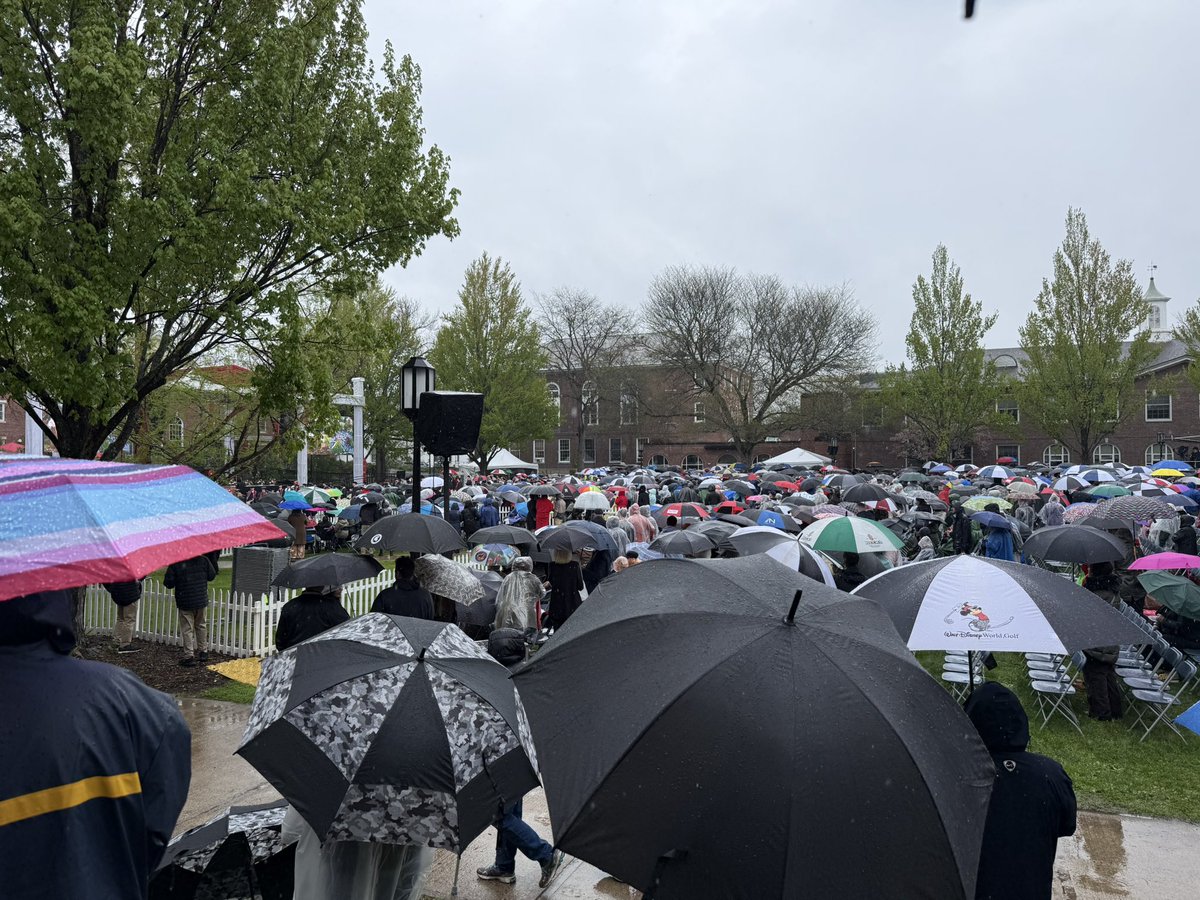 NHkevinsmith's tweet photo. For a supposed institution of higher education, this has to be the most poorly planned graduation ceremony. Even high schools do a better job. Thank God they figured out how to cover all the dignitaries though ๐คฆโโ๏ธ #Epicfail @KeeneState_ #Nottoosmart https://t.co/CNmobn4mk5
