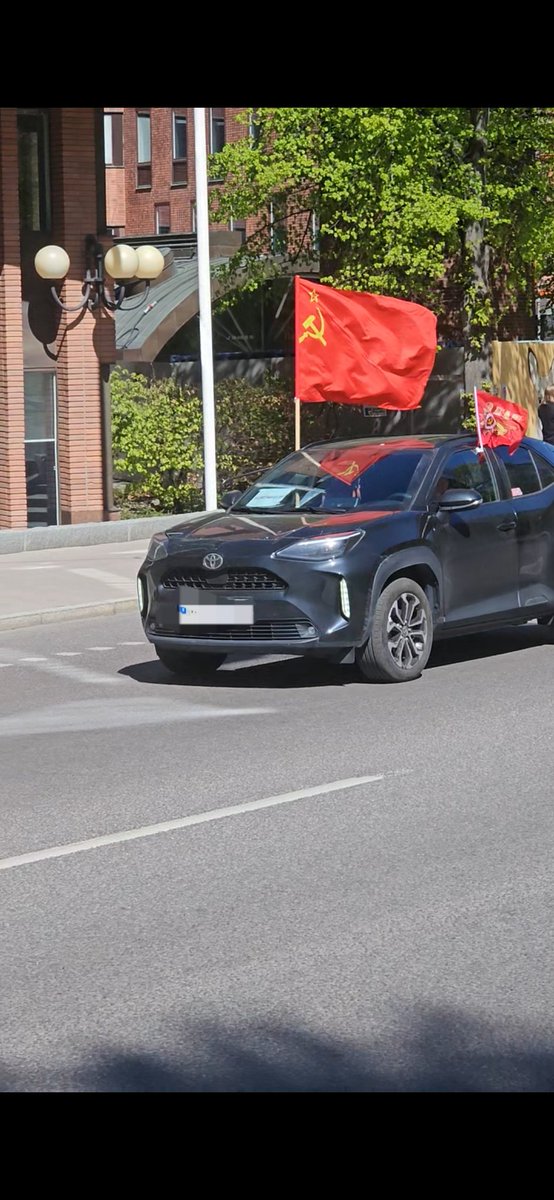 seriyps's tweet photo. Pro-russia activists car rally in Stockholm today.
Funniest thing is to celebrate 80 year back victory over nazi Germany by riding german and japanese cars 🤣🤣🤣 https://t.co/y47yB5JF9r