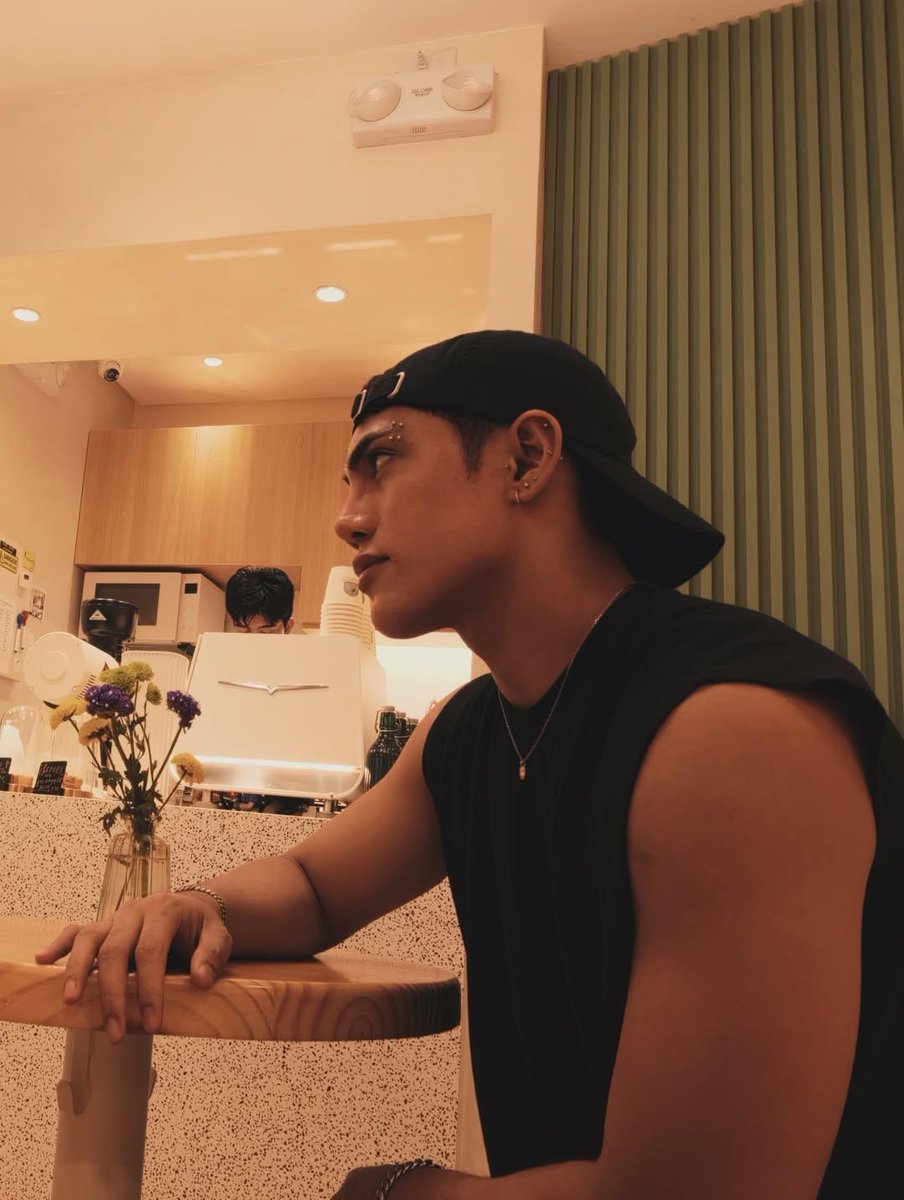 rozi_is_classic's tweet photo. If you see this, post a photo or video of Stell Ajero from your phone without explanation.

Stell on his Sando

#NETIZENSCHOICE
#STELLAJERO for Most Handsome Man Alive 2026
#MHMA2026
#MHMA2026STELLAJERO
@thenreport

@stellajero_ #SB19_STELL #Stell https://t.co/8Snu69apHm