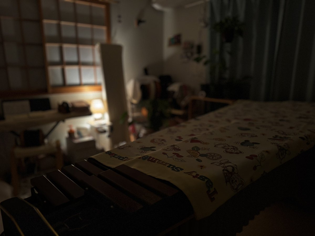 anyaka___'s tweet photo. マリンバ弾きたくて、こんな夜中に自分のお部屋に運んできたはいいものの、思いの外大きい😂受験生みたい笑 https://t.co/gPAAlXWDPY