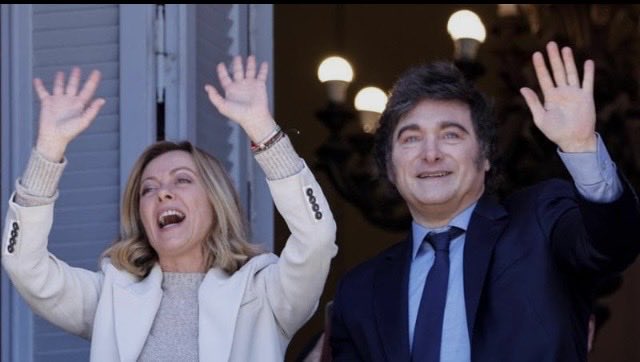 Attivata la sorveglianza su quattro persone residenti in Italia che hanno viaggiato in aereo con una delle vittime dell’Hantavirus. Nessun allarmismo, giuste precauzioni. Il virus si è diffuso in nave in Argentina dove Milei è uscito dall’Oms, come voleva la Lega per l’Italia…🤦🏼‍♂️