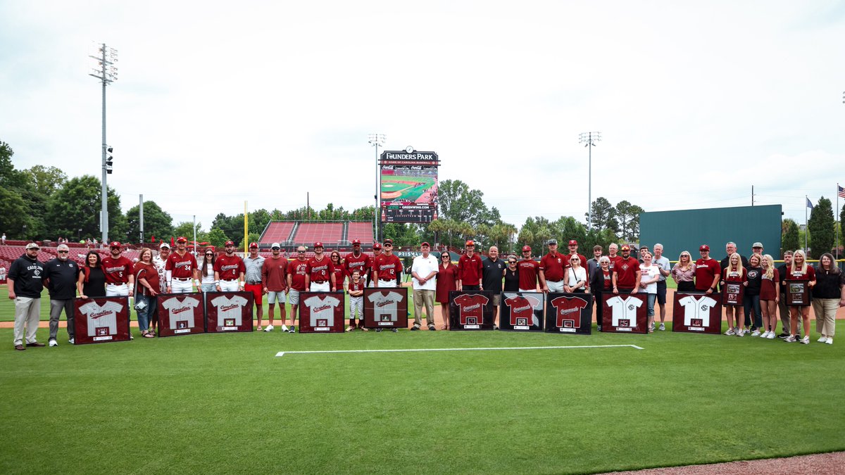 GamecockBSB's tweet photo. Thank you, seniors! Forever to Thee 🤙 https://t.co/jiEEPZ7tNI
