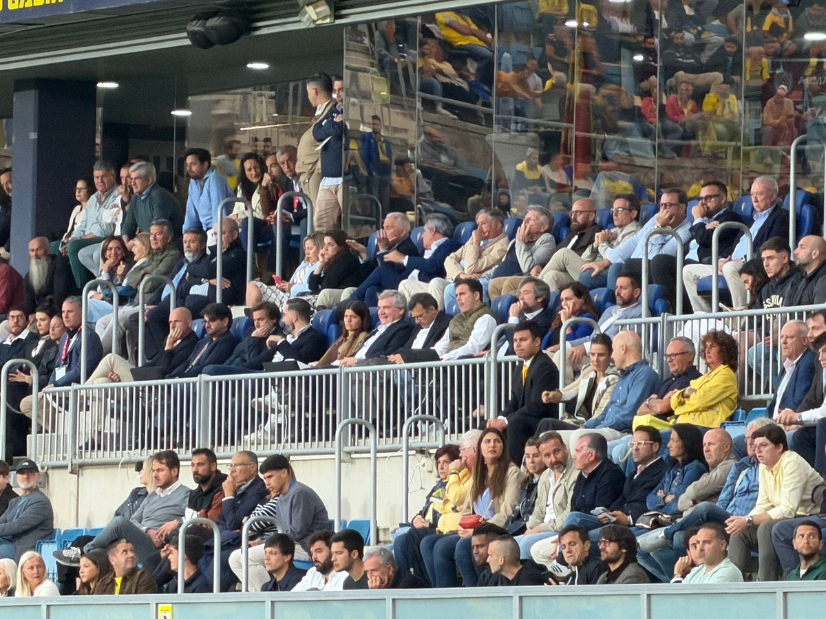 Una semana más desde la Plataforma 1910 miramos al palco para señalar a quienes no entienden que estar con Vizcaíno y Contreras es esta en contra del Cádiz. 

Esta semana vuelven a repetir habituales como Juan Antonio García Rodríguez, Presidente de la FPC. 
Rosario Román, señora