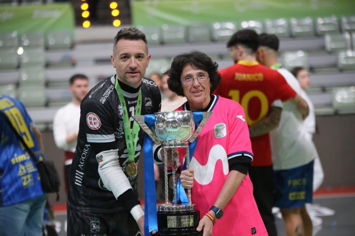 4belen4's tweet photo. Como decía la pancarta hoy en Peñíscola @gusaps es inmortal. Gracias Gus por todo lo que le has dado al Futsal. Eternamente agradecidos contigo 😔😘 https://t.co/ezfT2Srk0y