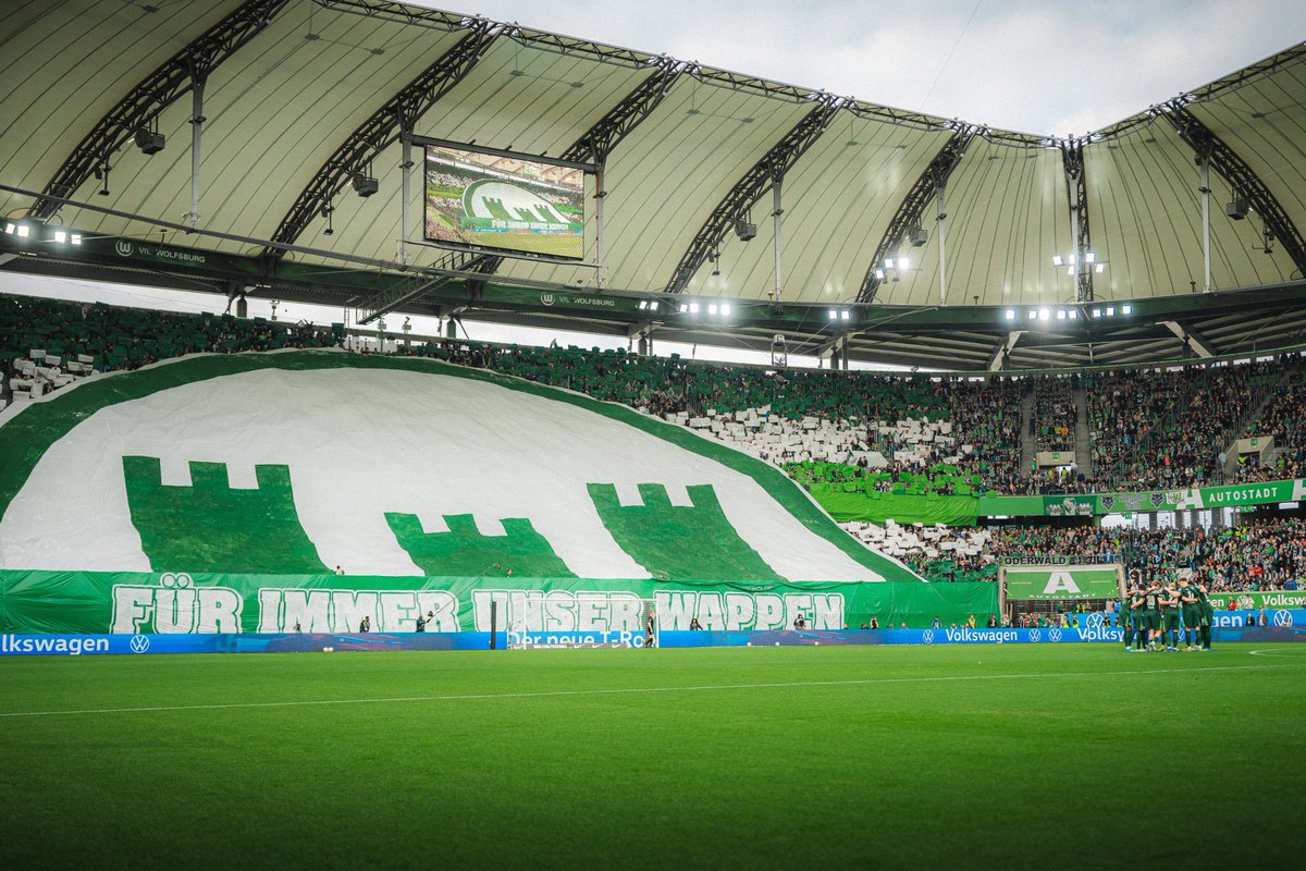 unserfussball's tweet photo. 🚨WOLFSBURG CHANGE DE LOGO ET REVIENT À L’ANCIEN DU XXE SIÈCLE ! 

Après 24 ans de demandes des supporters, le club RETROUVE l’écusson qu’ils portaient au XXe siècle !

Les supporters sont en larmes dans les tribunes 😭 #WOB https://t.co/5xrBMjsMGu