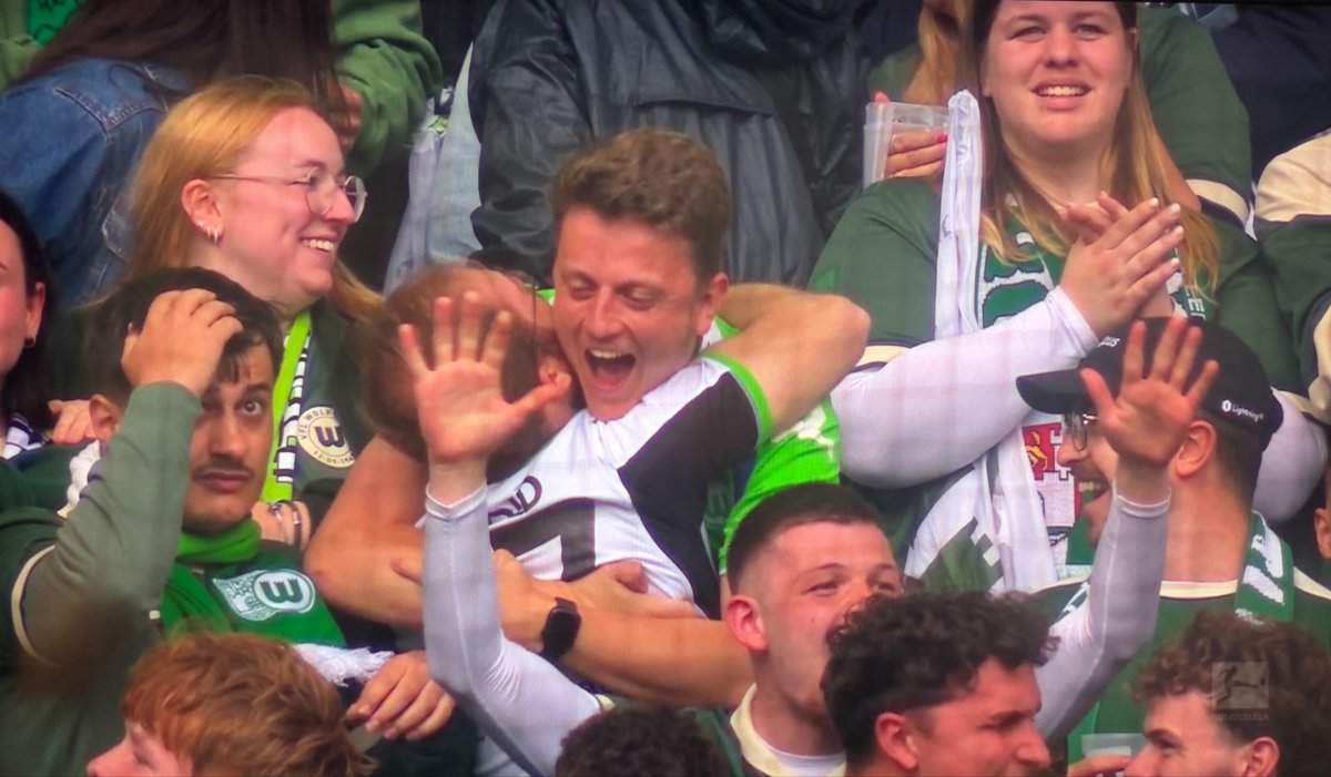 unserfussball's tweet photo. 🚨WOLFSBURG CHANGE DE LOGO ET REVIENT À L’ANCIEN DU XXE SIÈCLE ! 

Après 24 ans de demandes des supporters, le club RETROUVE l’écusson qu’ils portaient au XXe siècle !

Les supporters sont en larmes dans les tribunes 😭 #WOB https://t.co/5xrBMjsMGu