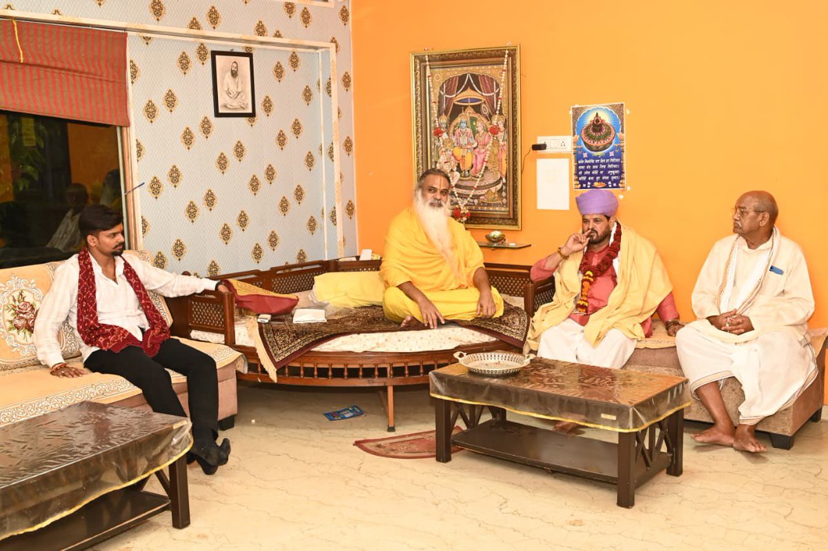 b_bhushansharan's tweet photo. 📍अयोध्या जी 

आज पंचमुखी महादेव  मंदिर गुप्तार घाट में भगवान भोलेनाथ का श्रद्धापूर्वक जलाभिषेक एवं विधि-विधान से पूजन-अर्चन कर समस्त जनमानस के सुख, शांति एवं मंगल की कामना की !

इस पुनीत पावन अवसर पर लक्ष्मण किला के पूज्य  महंत श्री मैथिली रमण शरण जी महाराज "किलाधीश "का स्नेहिल सानिध्य एवं पावन आशीर्वाद प्राप्त हुआ, जो मेरे लिए अत्यंत सौभाग्य एवं प्रेरणादायी क्षण रहा !

भगवान भोलेनाथ की कृपा समस्त धर्मानुरागी भक्तों पर सदैव बनी रहे।
         हर हर महादेव! 🙏। !!