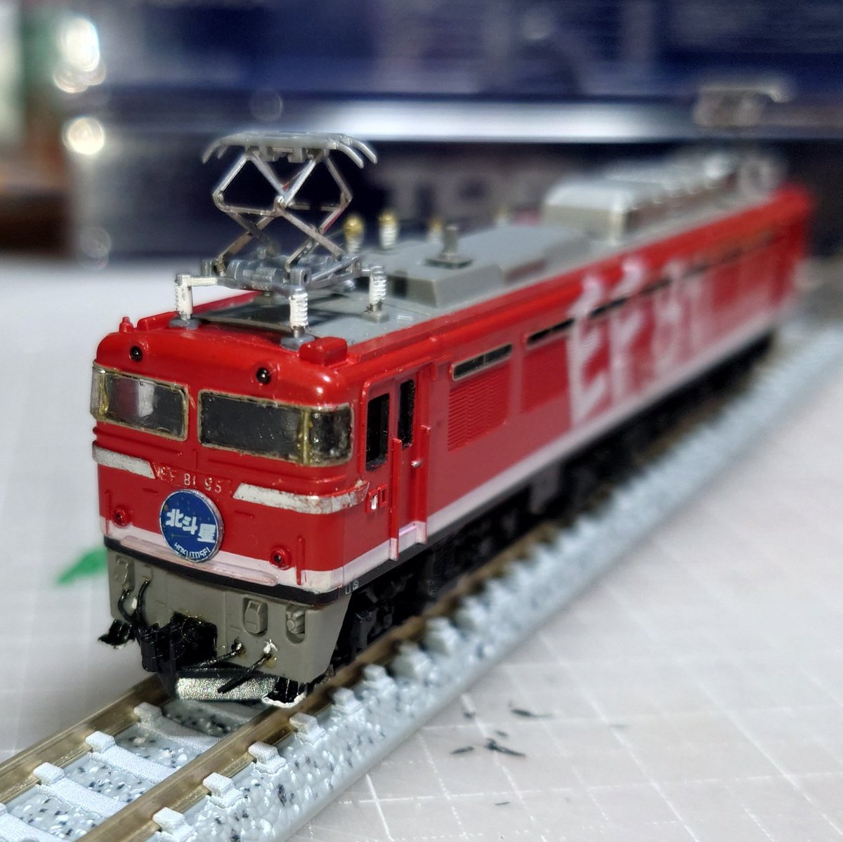 kerolin93's tweet photo. 初代の（？）2153は、KATO 10-163 JR北海道寝台特急〈北斗星〉…つまり1番列車の牽引機にするために導入
かなり手入れしていて、パンタ交換、高圧線の金属線化、碍子やステップに色差し、スカート交換、ジャンパホース、ダミーカプラー（KATOの余りパーツだったかと）取付、窓ガラスの面イチ化まで… https://t.co/CRubWMOP35
