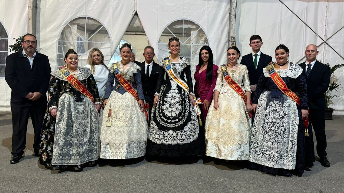 vox_almazora's tweet photo. 👑✨️ Anoche, nuestra concejal y miembros del equipo de trabajo tuvieron el honor de acompañar a la Reina y a la Corte de Honor 2026 en su acto de presentación.

Almazora mantiene viva su esencia gracias a quienes trabajan, participan y defienden nuestras fiestas. 🇪🇸💐 https://t.co/lCTXvaewjw