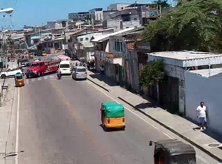 segura_ep's tweet photo. Las cámaras de videovigilancia observan un incendio estructural en Posorja, barrio las Mercedes, calle Simón y Calle Palpelo.

3 unidades de @BomberosGYE en el punto brindado apoyo. https://t.co/9jvIqPAF3h