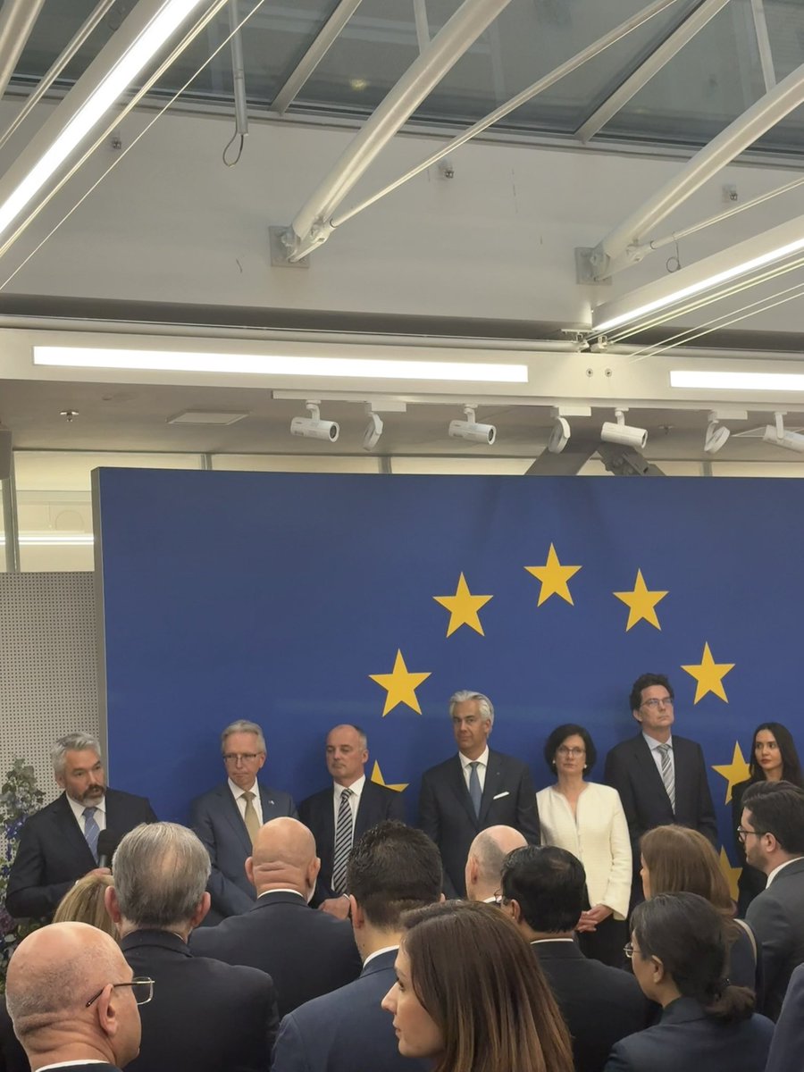 LinhartBMEIA's tweet photo. Feier zum Europatag in der EU-Vertretung Wien, mit dem Vertreter der @EUKommWien in Österreich, Patrick Lobis, dem Vertreter des @EuParlament in Österreich, Georg Pfeifer, &amp;  @karlnehammer, Vizepräsident der @EIB.
Freue mich auf die Zusammenarbeit beim @europaforumwachau #efw2026 https://t.co/cDCzywbBWg