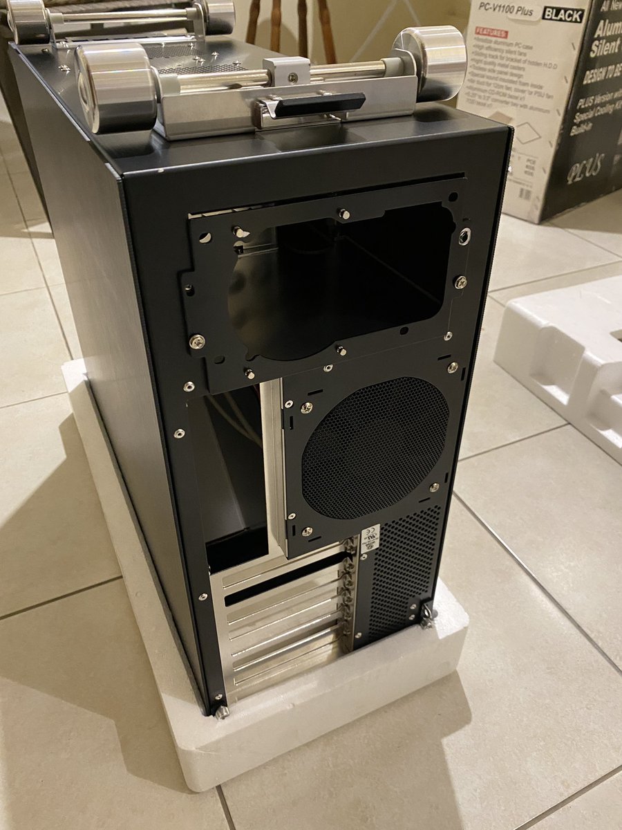 PadPoet's tweet photo. Also got this unused NOS Lian Li PC-V1100 Plus (black) for 30 euros. Gotta love those old Lian Li aluminum beasts! #lianli #sleeperpc #retro https://t.co/7bUptsbCbn