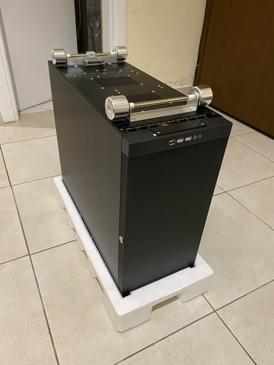 PadPoet's tweet photo. Also got this unused NOS Lian Li PC-V1100 Plus (black) for 30 euros. Gotta love those old Lian Li aluminum beasts! #lianli #sleeperpc #retro https://t.co/7bUptsbCbn