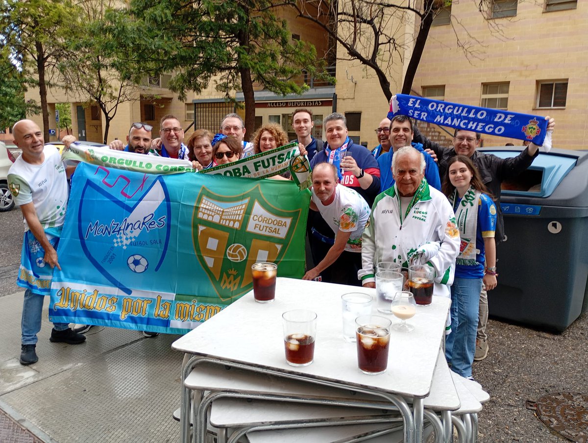 InfoManzaFS's tweet photo. Esto es lo bonito de nuestro deporte 💙🤍💚

@LosLocosCP @ManzanaresFS @CordobaFutsal https://t.co/xQCz9dYCm3