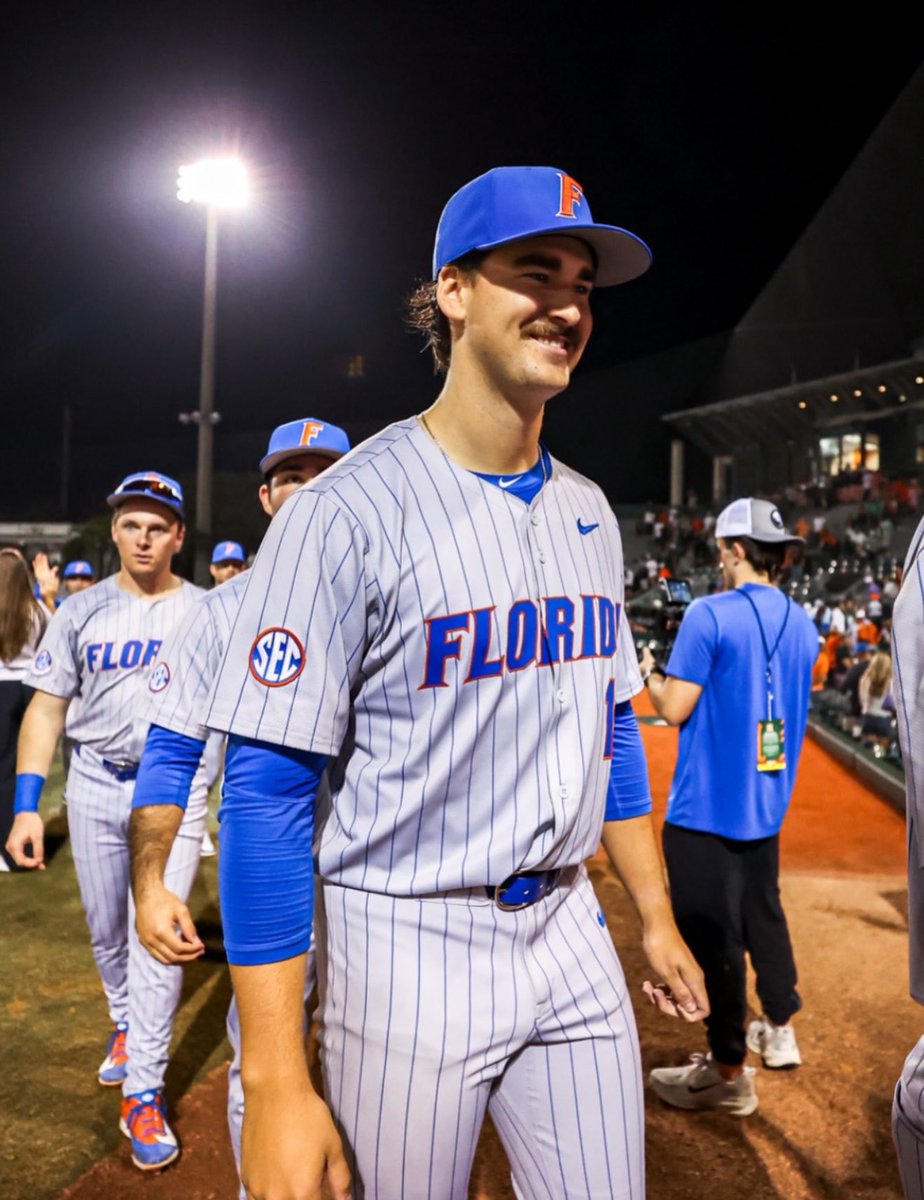 KameronSport's tweet photo. @GatorsBB Posted this last week when he got the dubs so gonna repost! You got this Liam!! #Daddy #FutureCountryStar #LiamPeterson #LeadingMan #CountryStar #GatorsBaseball 6ft 5, 225!!! https://t.co/l2xWF1hxqr