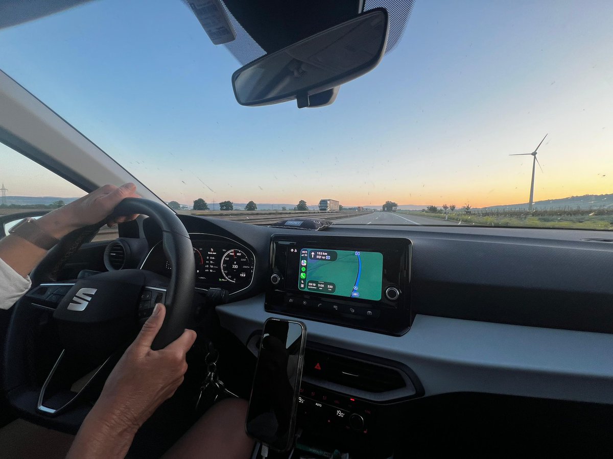 EdithVMontfort's tweet photo. Foute boel natuurlijk. Maar dit in de vroege ochtend op de Duitse Autobahn. Heerlijk! We zijn weer thuis. Da’s minder heerlijk. https://t.co/85NwlvkU1D