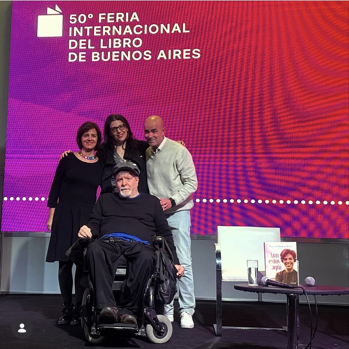 anaecorrea's tweet photo. Qué lindísimo momento ayer en la @ferialibro_ba junto a Marcelo Rubens Paiva, autor del libro en que se basó Ainda estou aquí, @eduardosacheri e @IngridBee 
Un respiro esta gente y charlar con todos los que fueron. https://t.co/dMAMnlnLTU