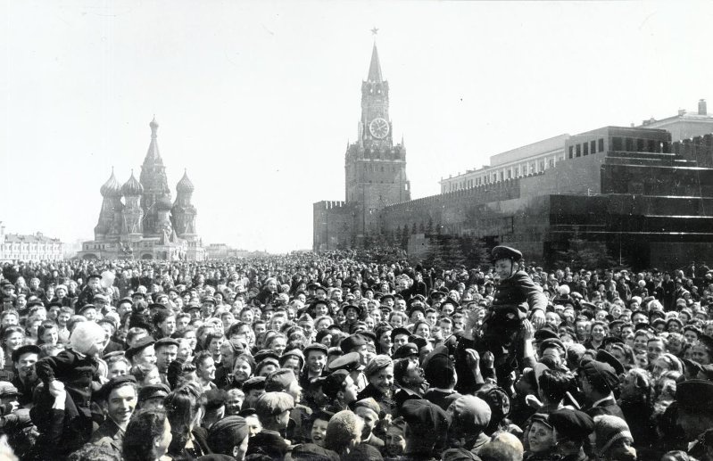 AgitPropArchive's tweet photo. 9 de mayo, Día de la Victoria.
Fotografías por el aniversario de la victoria sobre el nazismo en 1945, 1975, 1984, 1985. https://t.co/IdADOVA8uU