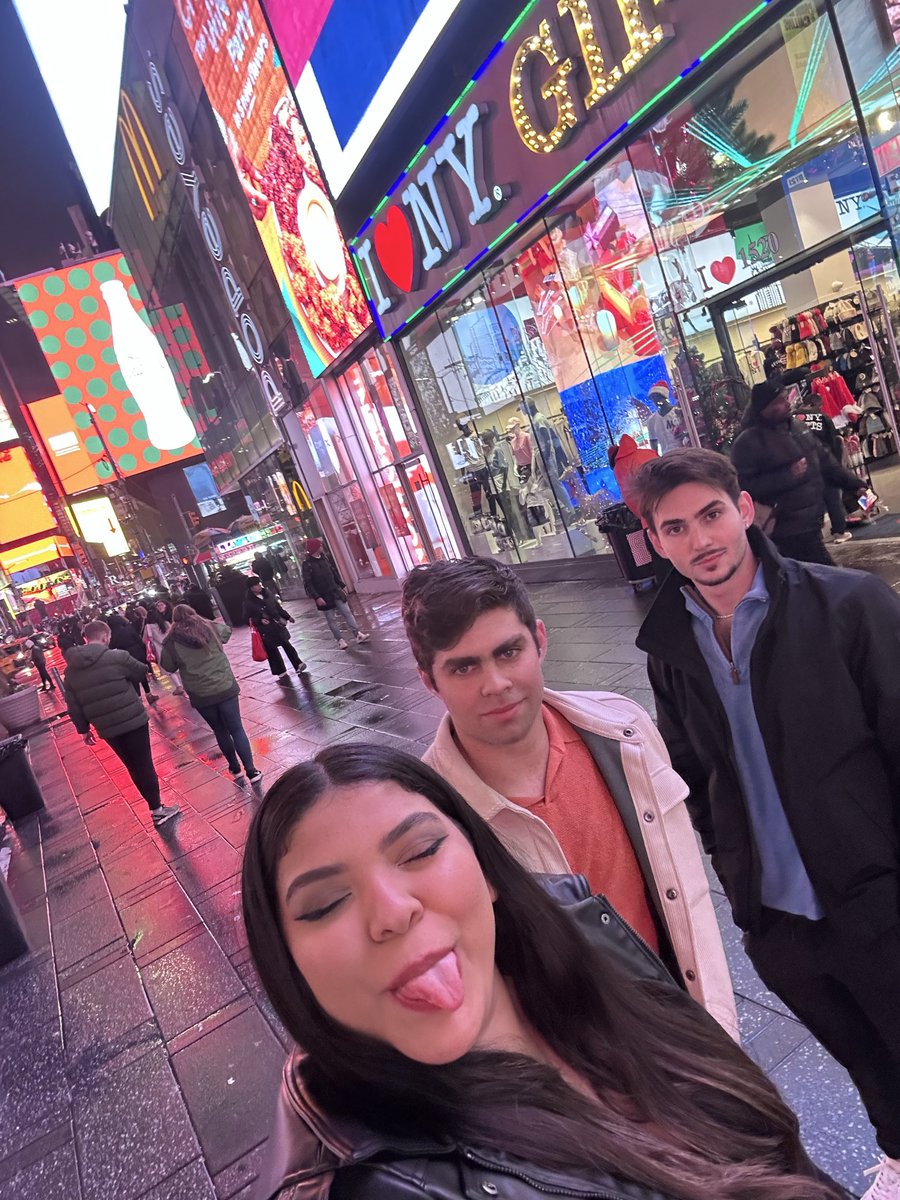 Gabyhernandez6_'s tweet photo. Omg the NY trip how to forget. We couldn’t catch the flight to go back home, we were so drunk and high the whole time it was crazy we got mugged. Roger’s biggest fear is snakes btw 🤣 imagine how high he was to be able to hold that snake. We also got lost jajajaja https://t.co/KZSfJzY3nw
