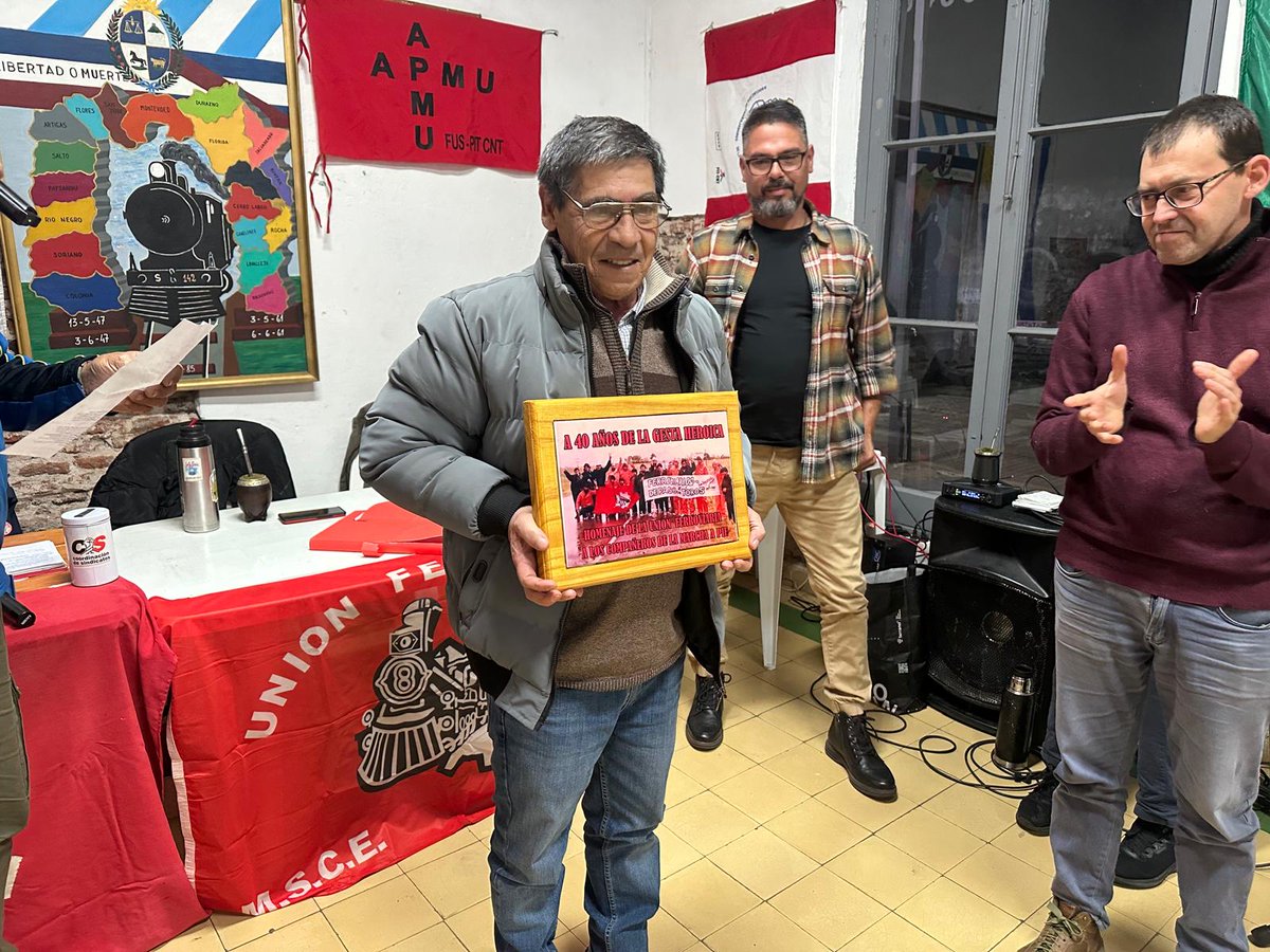 Ferroviariosuy's tweet photo. Con una enorme concurrencia de ferroviarios, se llevó adelante en Paso de los Toros un sentido y emotivo homenaje a quienes protagonizaron aquella histórica Marcha a Pie hacia Montevideo.  La memoria, la unidad y la lucha sigue viva entre todos.
¡Arriba los que luchan! ✊🏿 https://t.co/87CEyvGytg