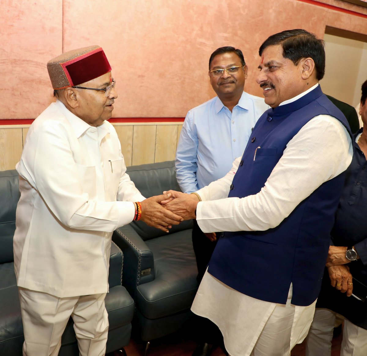 DrMohanYadav51's tweet photo. आज इंदौर एयरपोर्ट पर कर्नाटक के माननीय राज्यपाल श्री थावरचंद गहलोत जी से आत्मीय भेंट हुई।

@TCGEHLOT https://t.co/o8H7XITznD