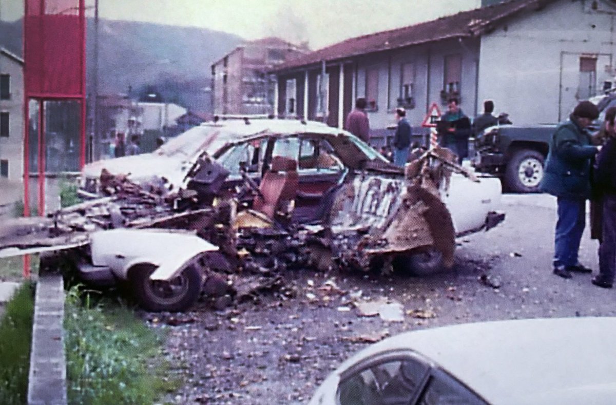 #TalDiaComoHoy de 1991 unas horas antes del comienzo de la campaña electoral, #ETA asesinó en  #Ortuella al <a href="/guardiacivil/">Guardia Civil</a> Fco. Álvarez con una potente bomba lapa en los bajos de su vehículo.

¿Os imagináis morir así?

¡Esto era HB/ETA y así hacían política!

🧵