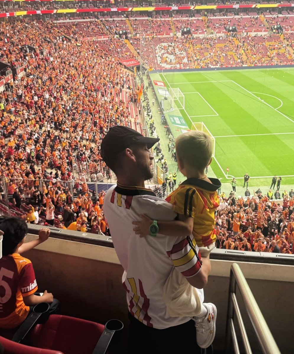 lemarcaspors_'s tweet photo. Ciro ve babası Rams Park'ta 💛❤️ https://t.co/IwTM1lgbDO