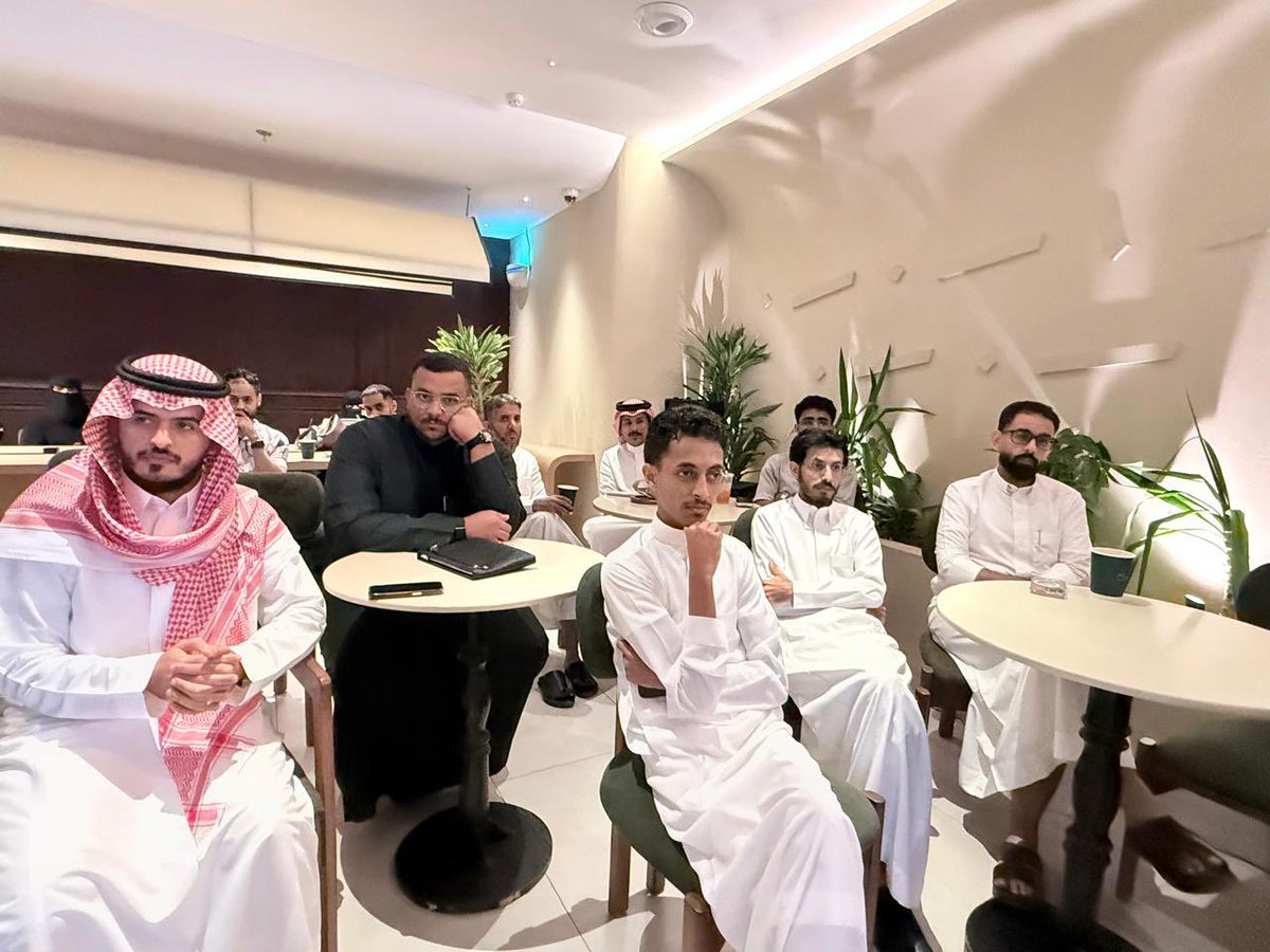 mjd_alwatan's tweet photo. تغطية صحيفة مجد الوطن للقاء " سردية المحتوى " كيف تصنع محتوى لا يمكن تجاهله في وسائل التواصل " والذي نظمه نادي حرف  في مقهى براح بجازان والتي قدمته الاستاذة ميادة جمال وبحاورها الاستاذ يحي ابراهيم 
حضر اللقاء عدد من المثقفين والأدباء والمهتمين بهذا الشأن  ونخبة من الاعلاميين 

اختُتم اللقاء وسط إشادات واسعة بتنظيم الفعالية ودورها في تعزيز الوعي الثقافي، حيث أكد الحضور أن صدى هذا اللقاء سيمتد إلى الصحف والمجالس الأدبية، كنموذج يحتذى به في تفعيل الشراكات الثقافية المثمرة بين الهيئات الرسمية والمؤسسات الثقافية والمجتمع.

تحت إشراف رئيس التحرير/ صالح الجوحلي 
تغطية إعلامية: 
   -  هنادي سليمان
   - أميرة مشاري
   -  ليلى الحكمي