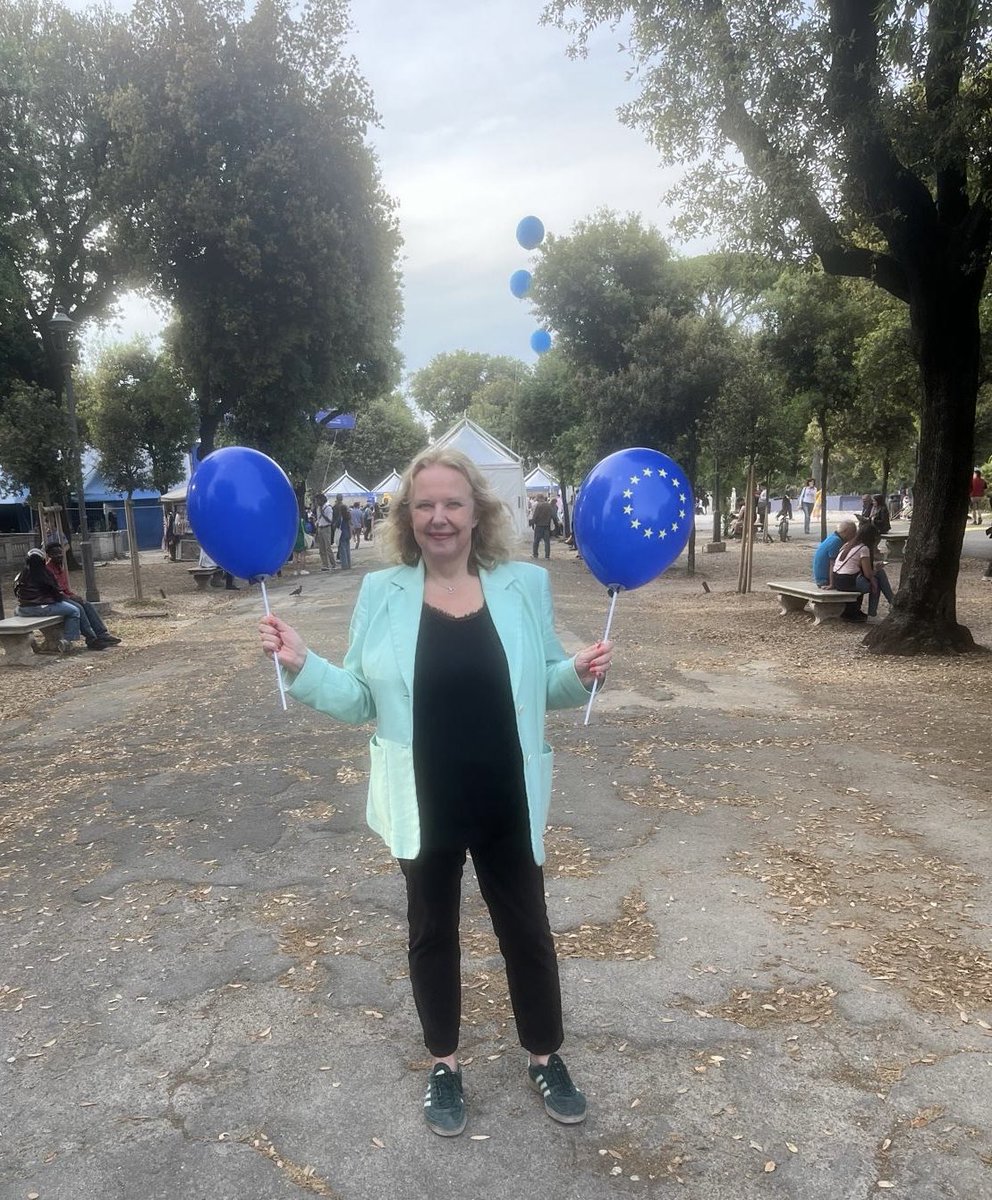 BeatriceCovassi's tweet photo. Roma Festa dell’Europa 🇪🇺#schumanday #9maggio #pizzaut https://t.co/NoHUZoNQkd