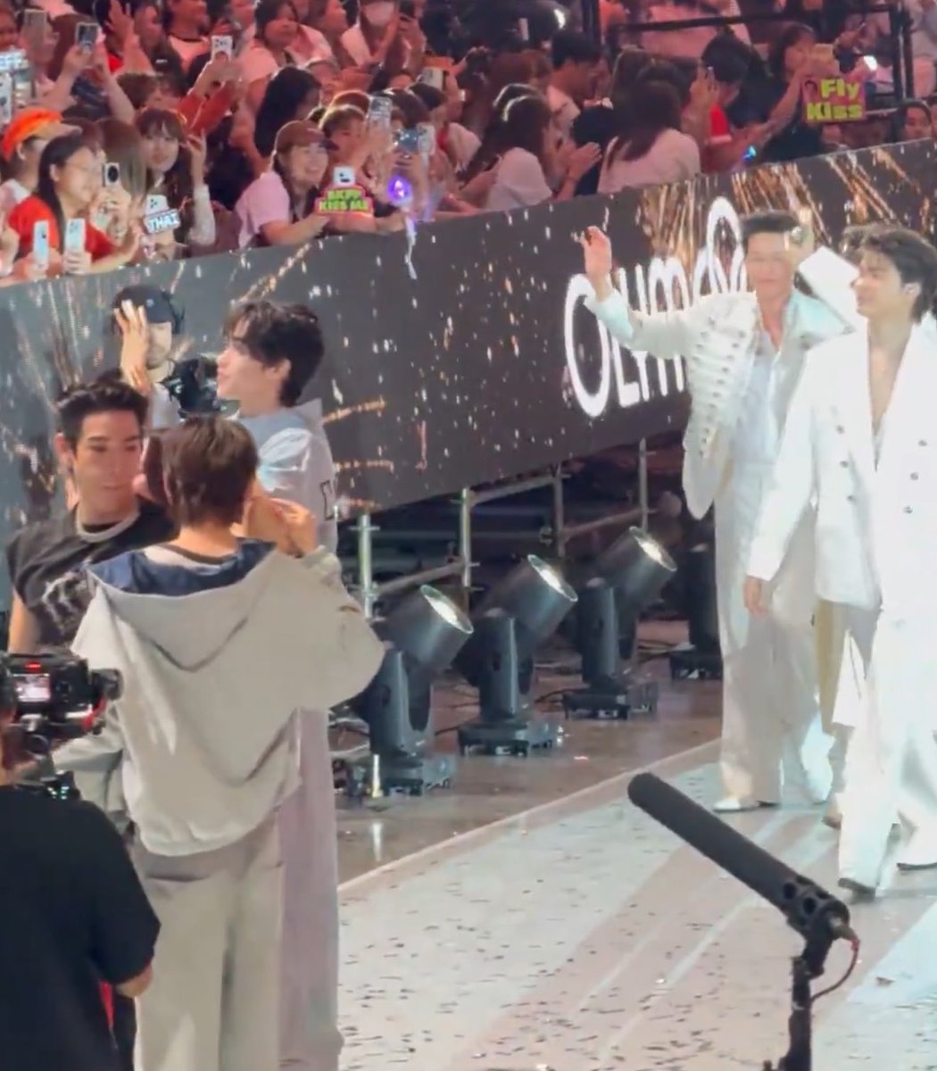 พีพีจุ๊บกล้ามพี่เจ                บิวกิ้นเดินมาพอดี
/
ซีนอะไรว่ะเนี่ย555555จะบ้า5555555555555555555555555

#OLYMPOP2026XPPKRIT 
#OLYMPOP2026DAYXBILLKIN
#bbillkin #ppkritt