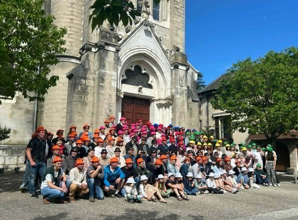FlorianZuccalli's tweet photo. Quelques images des Classes en 6 du Pays de Seyssel, animation traditionnelle chère à notre territoire de @Seyssel74 . Bravo aux organisateurs pour cette belle journée sur les deux rives 🎩👒 https://t.co/vRWhn71tty