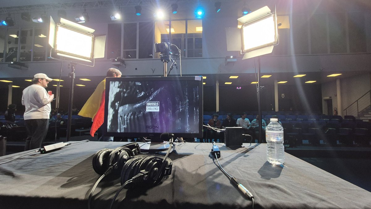 MagicDarkLight's tweet photo. Cast du top 8 GG ST @BX_challenge sur la chaîne de @zDamascus très bientôt en compagnie de @Xenite12000 ! Pendant que le grand écran est setup les spectateurs font du poverty gaming digne de Melty prime 🤣 https://t.co/1Qopb8efJF