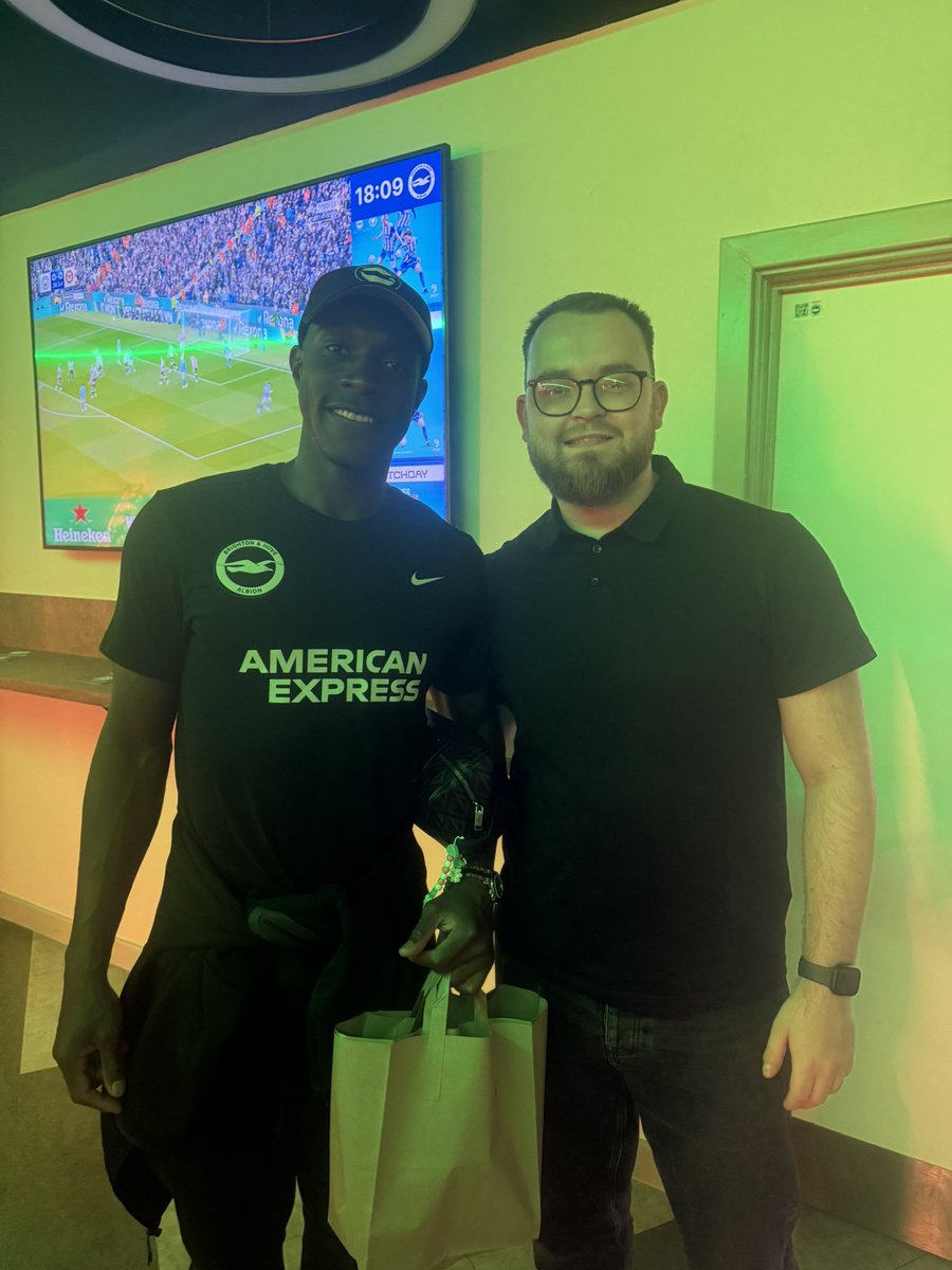 willthomsenn's tweet photo. Told him good luck at the World Cup 😂💙🤍💙#bhafc https://t.co/tbIxeF43CV