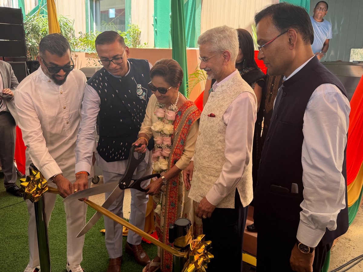 DrSJaishankar's tweet photo. Delivering on another commitment made by PM @narendramodi in July 2025. 

Jointly handed over an agro-processing facility in South Trinidad along with @PM_Kamla, powered by India’s SEEDS initiative.

This project will strengthen #TrinidadAndTobago’s SME ecosystem and provide fresh impetus to its farming sector.

🇮🇳 🇹🇹