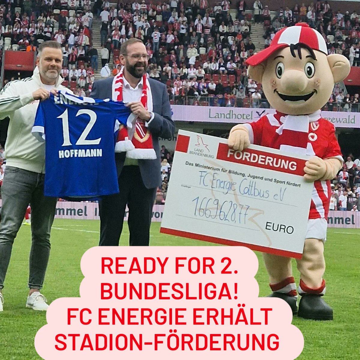 MBJSBrandenburg's tweet photo. Der FC Energie Cottbus ist sportlich und finanziell aufgestellt für die 2. #Bundesliga. In der Halbzeitpause des Heimspiels heute überreichte Sportminister Gordon Hoffmann den Förderscheck zur Modernisierung des Stadions vor 19.666 Zuschauern! @Nur_Energie
https://t.co/erPdCOXx7u https://t.co/cO1XzanlUz