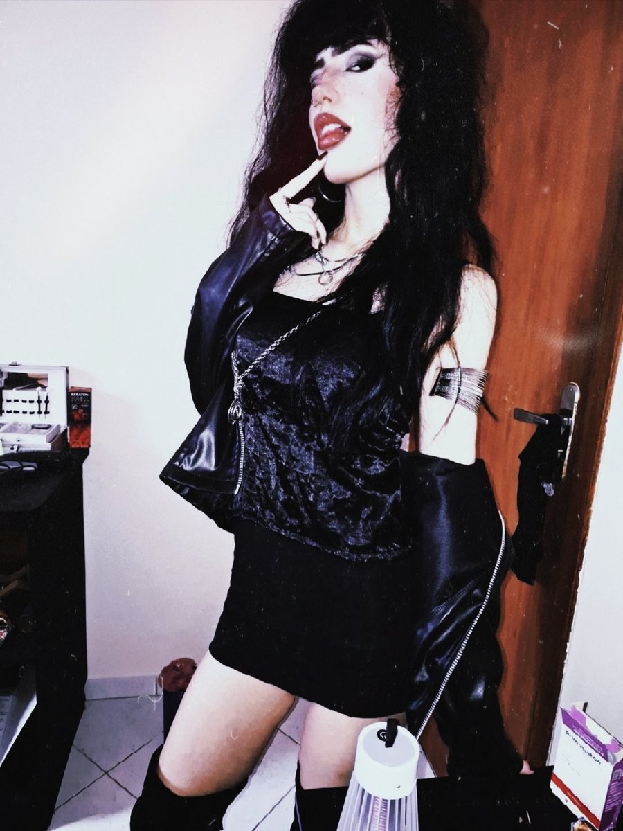 fracturedsoul69's tweet photo. glam rock é tão saboroso, sério https://t.co/QIRfrF91lD