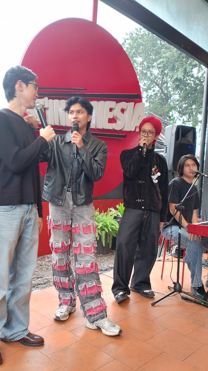 sunrzh's tweet photo. Padahal dah sedeket ini, didepan mata bgt, VVIP ini mah tetep aja acara selesai gak berani minta foto bareng 🙂‍↔️ apalah daya siInteovet ini mah cuma bisa memandang dari kedekatan maupun kejauhan 🥹😂 #CHNCEReleaseParty
#LAMALAMAGILA
#CHNCE @only_CHNCE https://t.co/mmsPzG4Oju