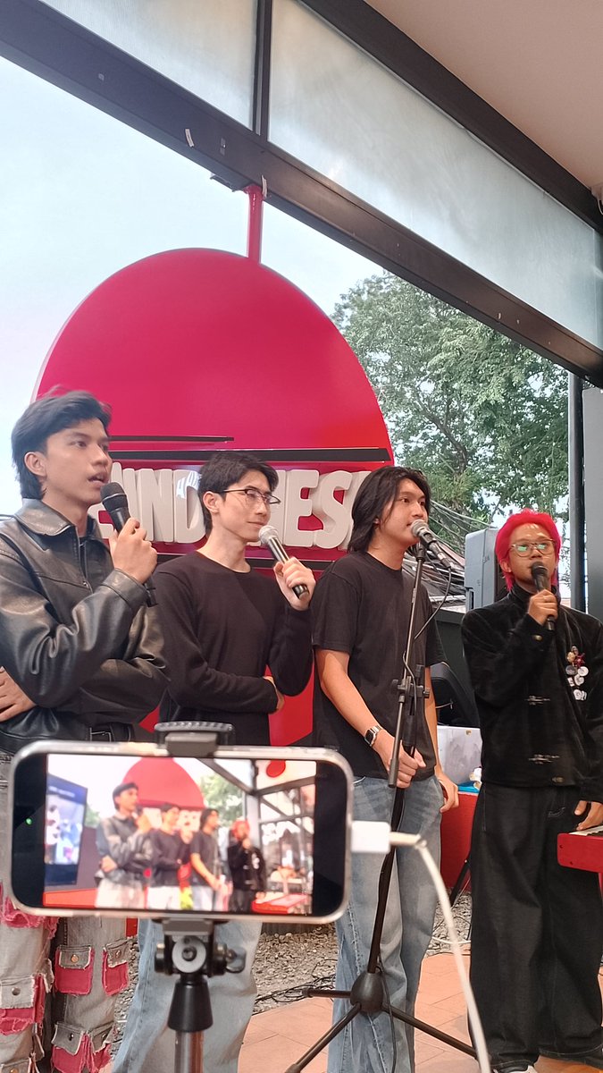 sunrzh's tweet photo. Padahal dah sedeket ini, didepan mata bgt, VVIP ini mah tetep aja acara selesai gak berani minta foto bareng 🙂‍↔️ apalah daya siInteovet ini mah cuma bisa memandang dari kedekatan maupun kejauhan 🥹😂 #CHNCEReleaseParty
#LAMALAMAGILA
#CHNCE @only_CHNCE https://t.co/mmsPzG4Oju